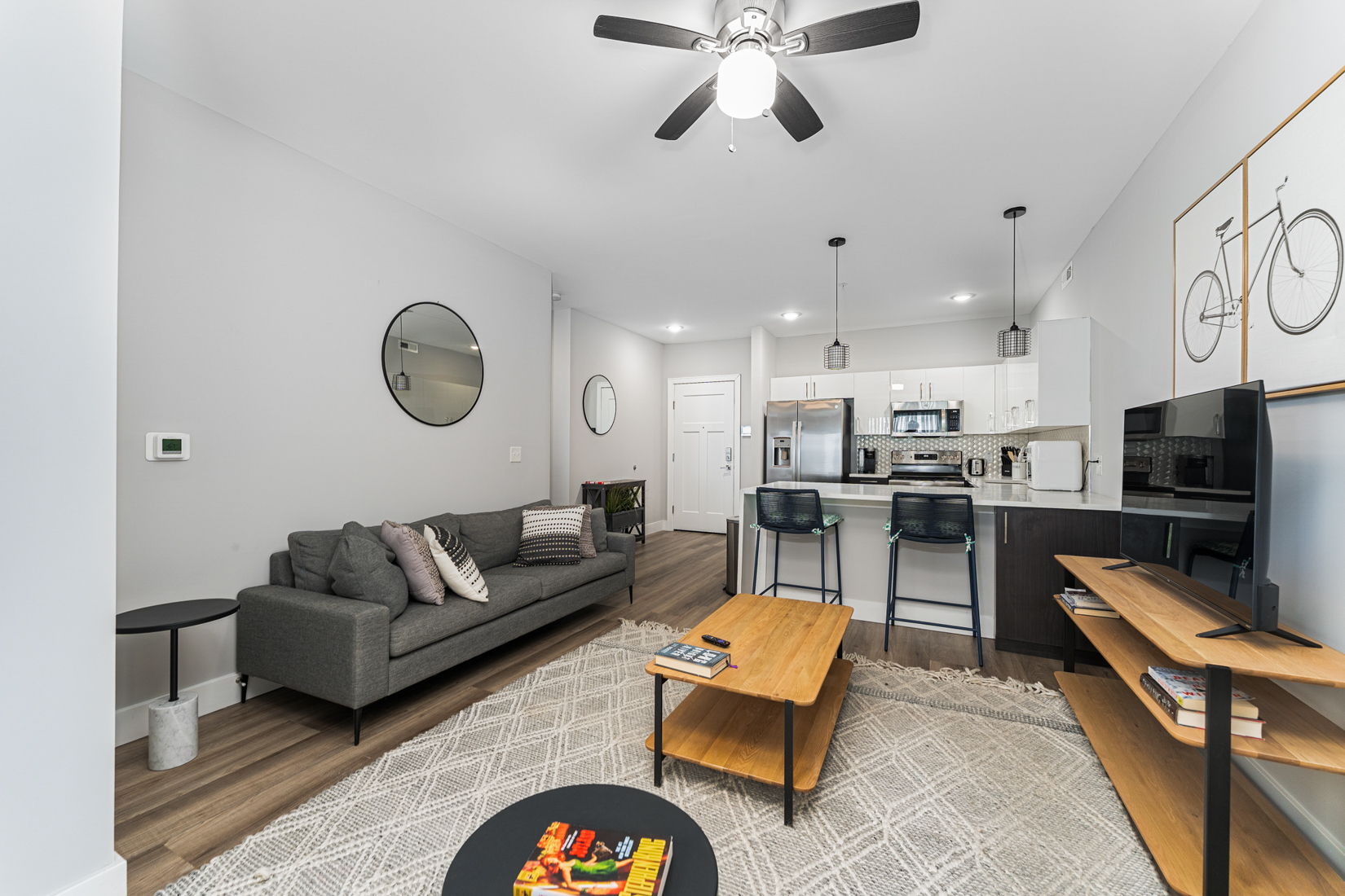 Fully furnished living room at 43 at New Albany apartments, ideal for short-term housing and relocation in Columbus, Ohio.