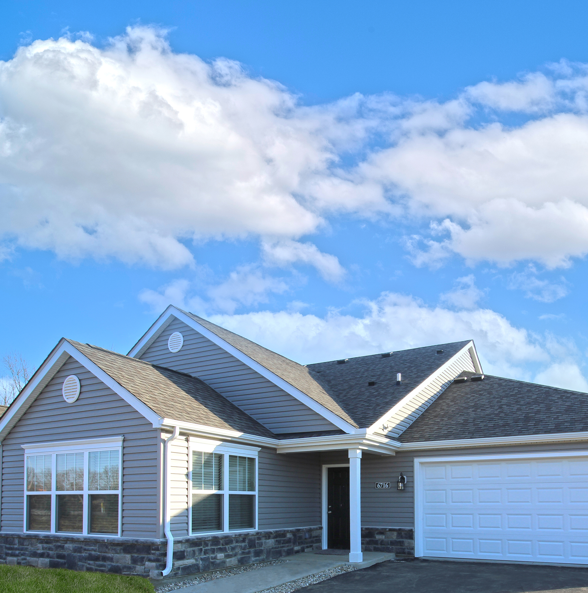 Ranch-style apartment with attached garage at The Ponds at Madison near Columbus, Ohio.