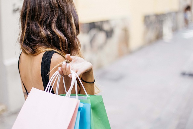 Woman holding bags while shopping in Reseda Boulevard 