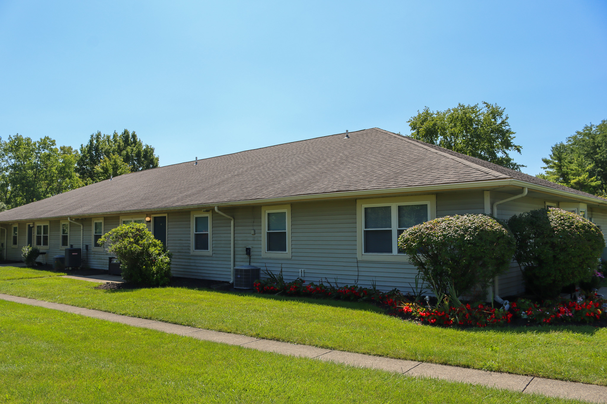 Single-story ranch-style apartments at StoneyBrook in Galloway, Ohio.