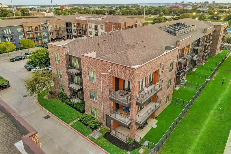 An ariel view of the exterior image of Skyline Farmers Market Apartments in Dallas, TX.
