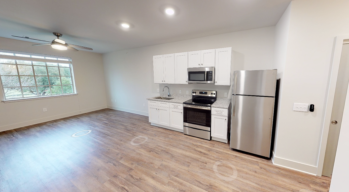 Studio, 1 Bath (484 SF)