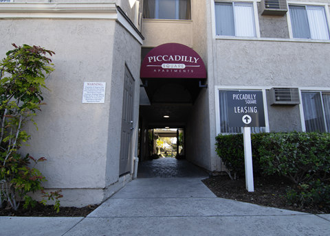 A building with a sign that says Piccadilly Apartments.