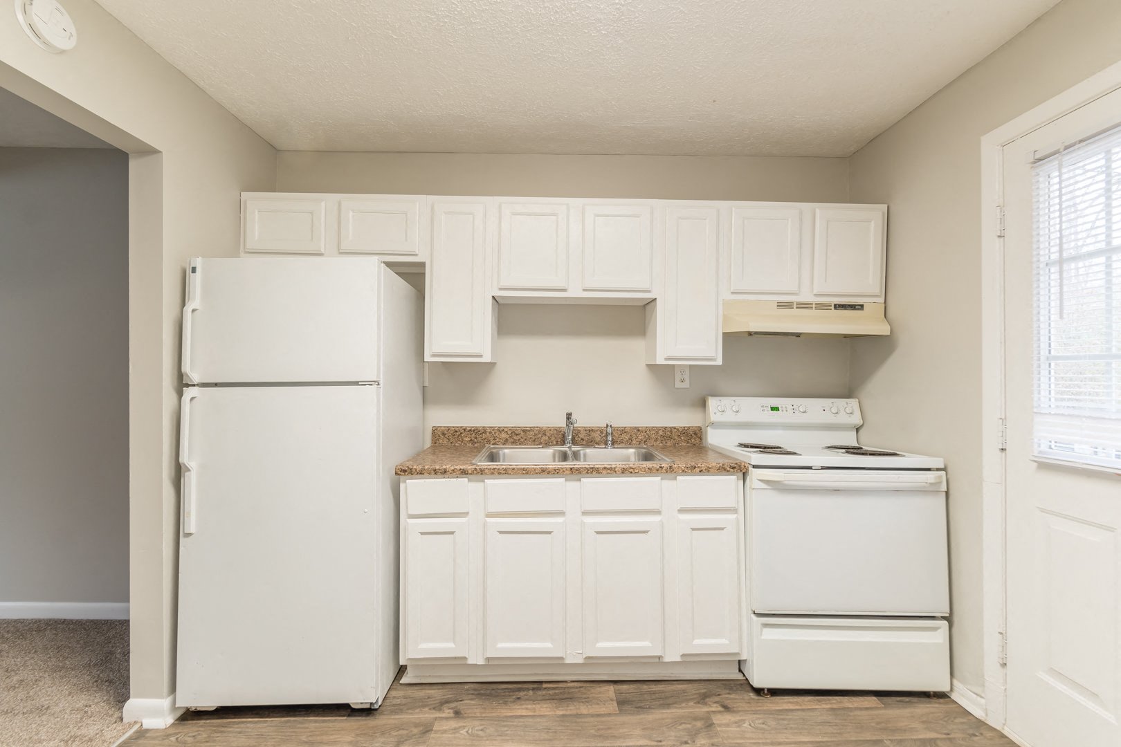 Equipped Kitchen with Stove & Refrigerator