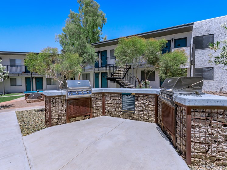 Outdoor grilling area at Ascent 1829 apartment building in East Phoenix, AZ