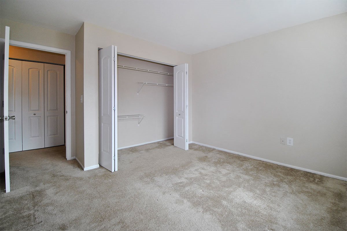 the lakes of holland apartments bedroom