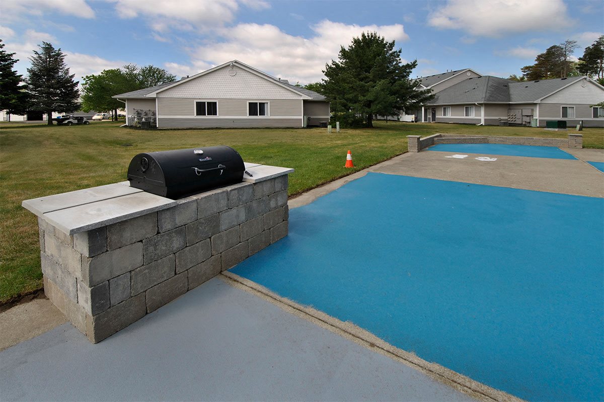 the lakes of holland apartments grill