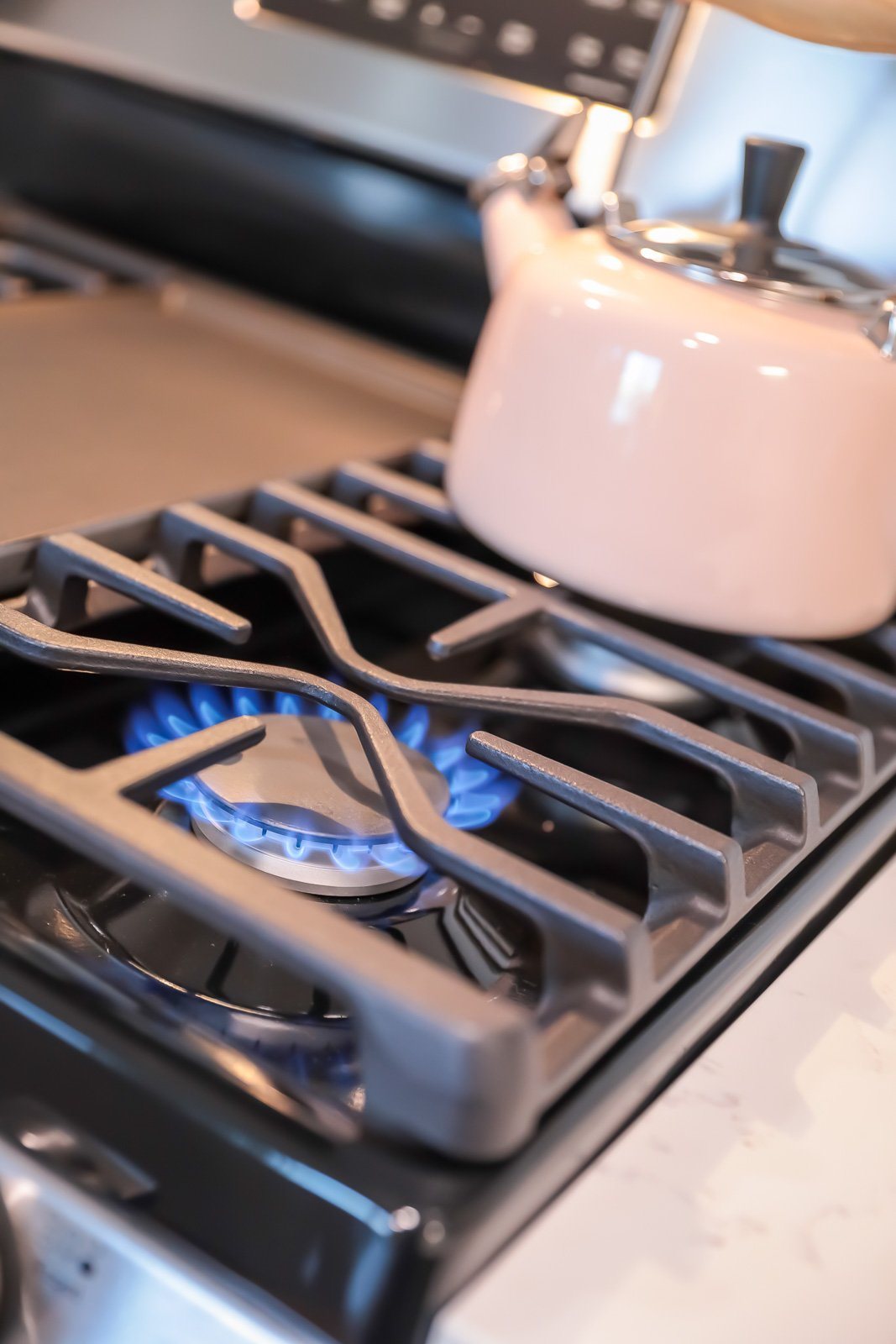 Gas range cooktop with griddle