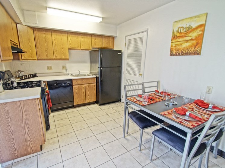 Fully Equipped Eat-In Kitchen at River Run Apartments - RYDYL I LLC, Integrity Realty LLC, Ohio