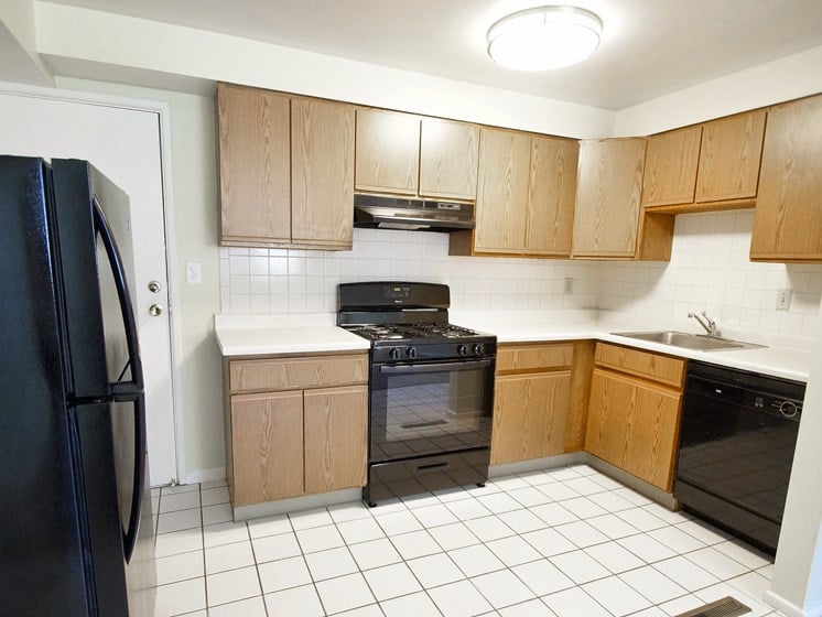 Fully Equipped Kitchen at River Run Apartments - RYDYL I LLC, Integrity Realty LLC, Ohio, 44485