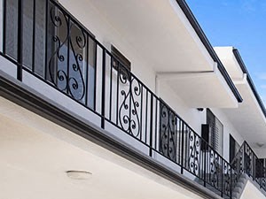 Green outdoor courtyard depicting access to walk-up units.