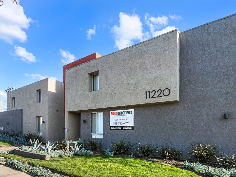 Entrance to Woodbridge Park Apartments.