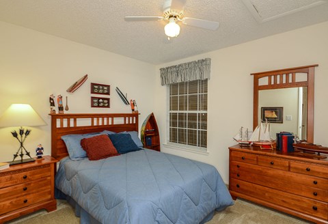 Hunters Glen Apartments Sarasota Florida Bedroom with Bed and Furniture