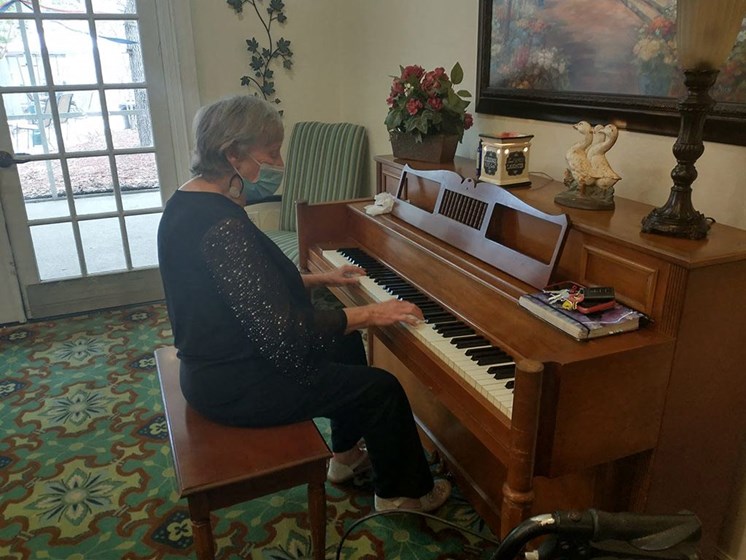 Old lady playing piano at Savannah Court of Orange City, Orange City, 32763