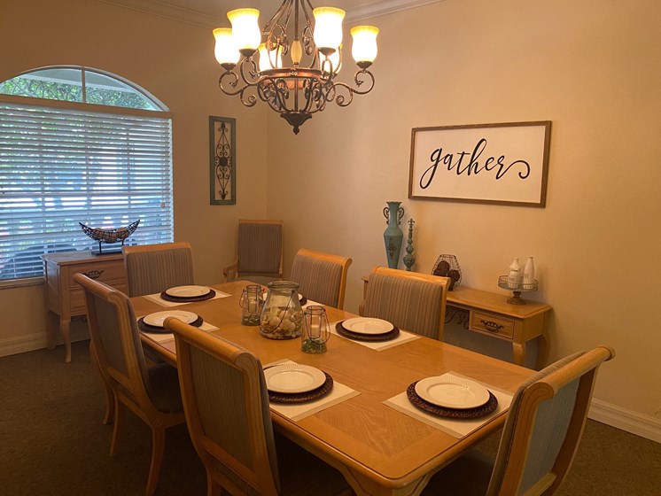 Fine Dining With Casual Flair at Savannah Court of Lake Wales, Lake Wales, FL