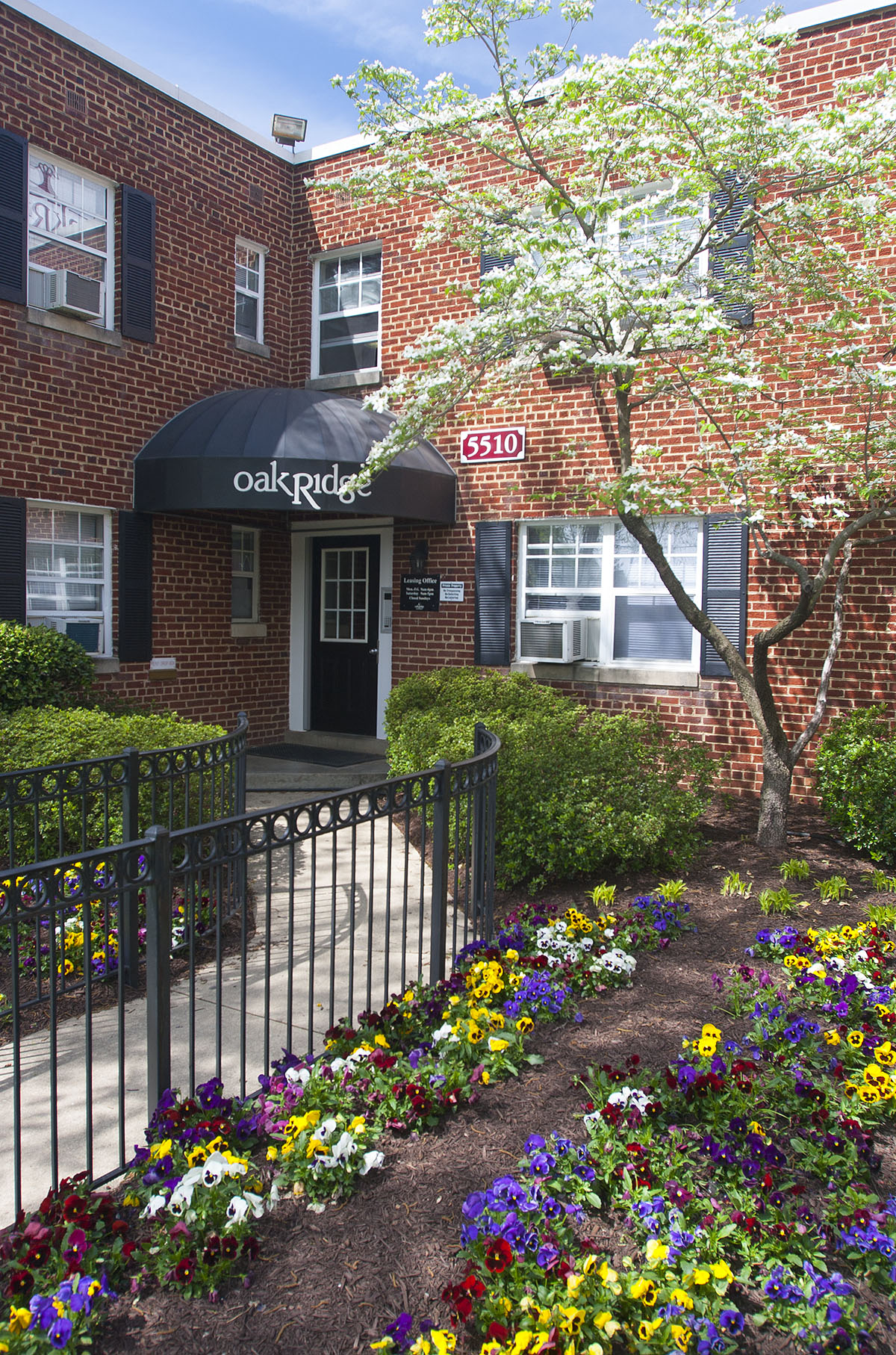 Oak Ridge Apartments Courtyard