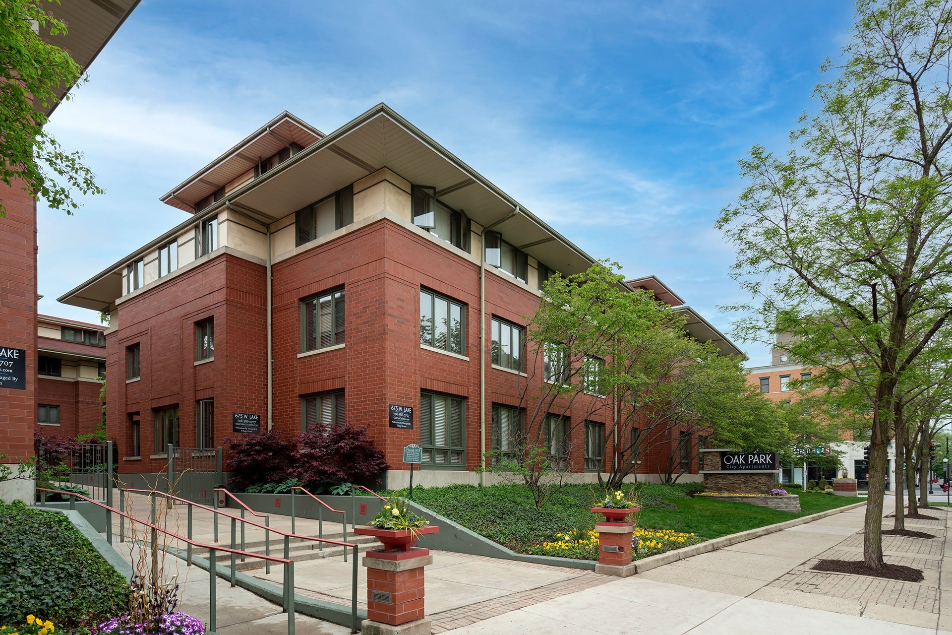 Photos and Video of Oak Park City Apartments in Oak Park, IL