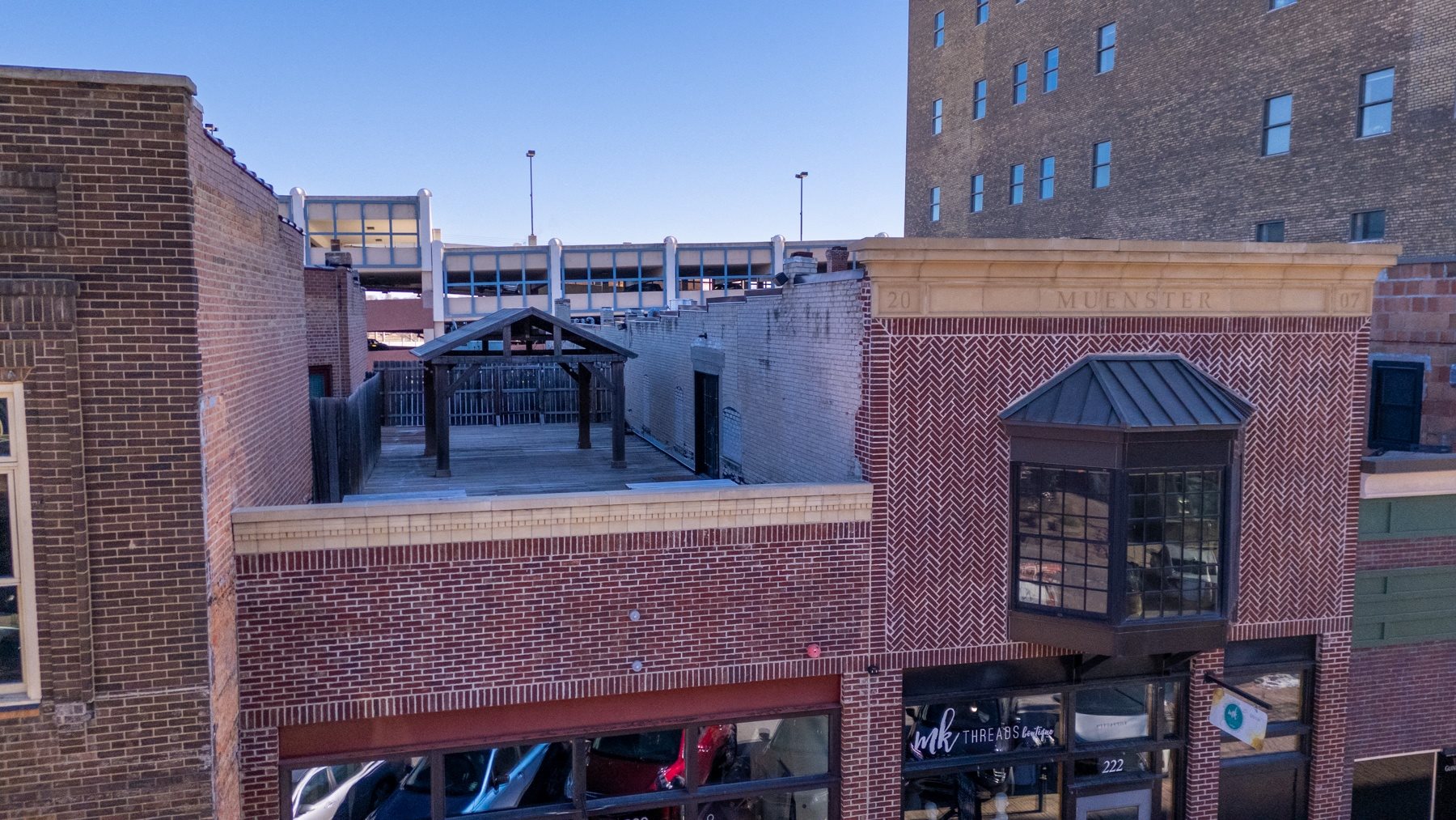 A brick building with a balcony and a sign that says "Munster".