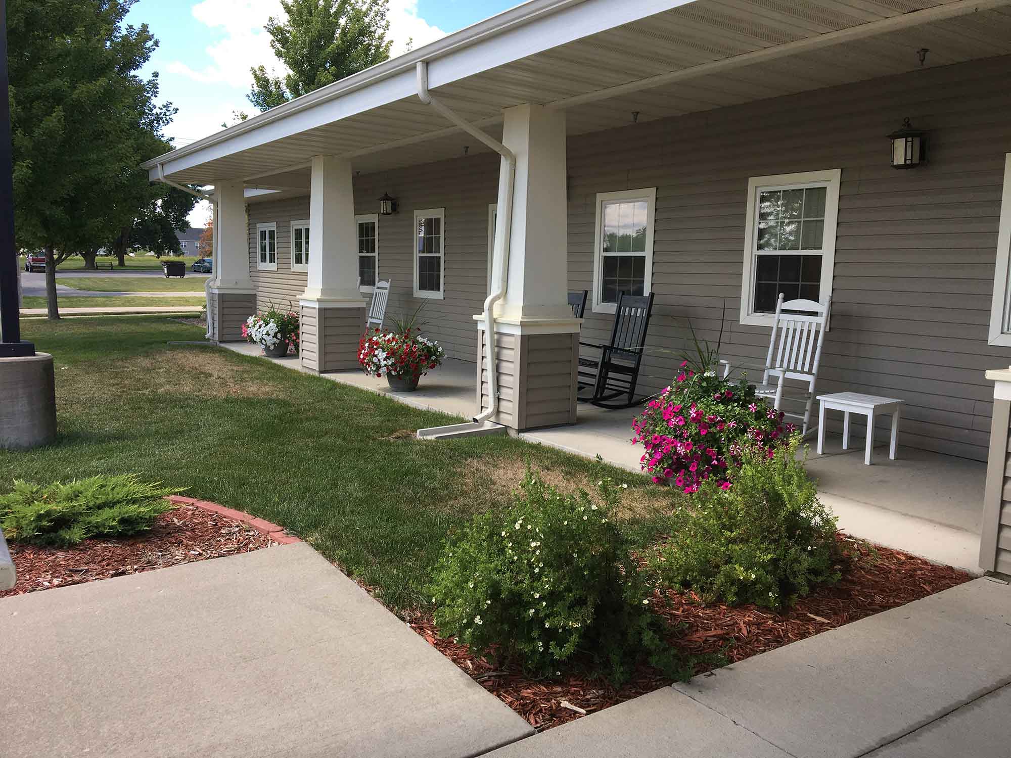 A small house with a porch at Windsor Manor Vinton, Vinton, IA