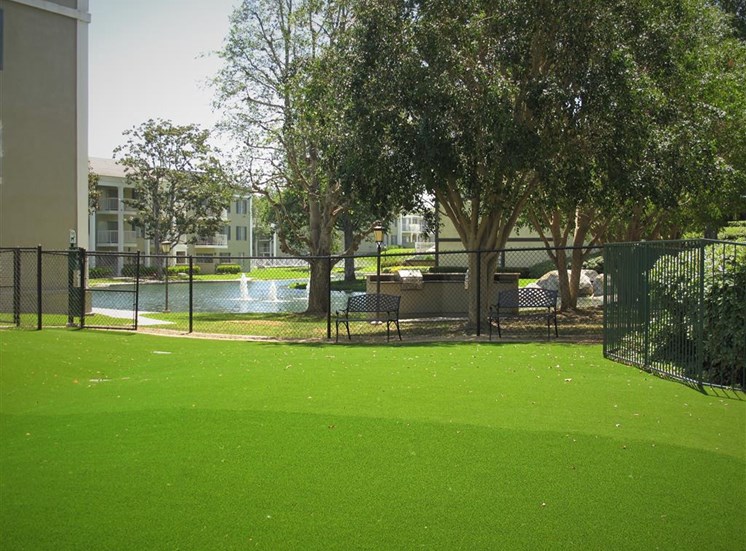 Versailles on the Lake Apartments, Dog Park