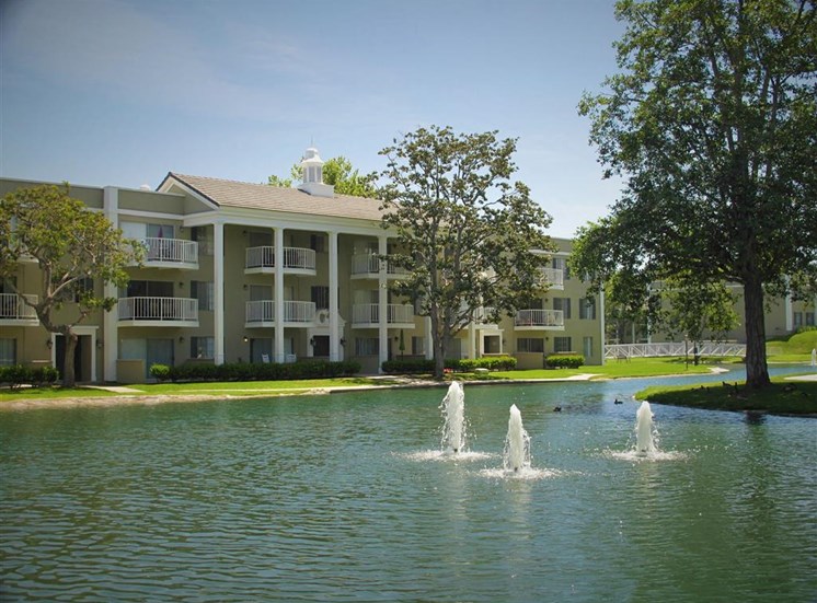 Versailles on the Lake Apartments Lake View
