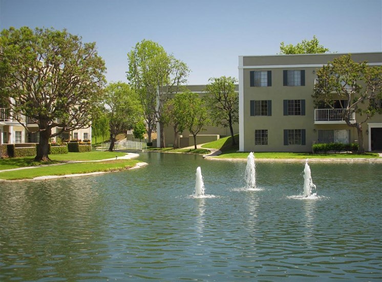 Versailles on the Lake Apartments Lake View