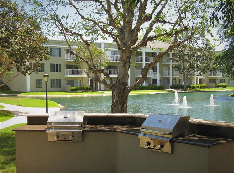 Versailles on the Lake Apartments Lake View, BBQ