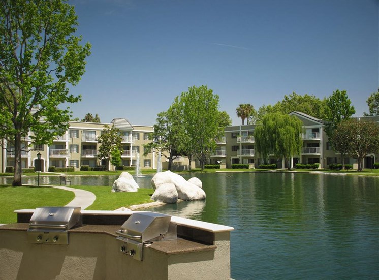 Versailles on the Lake Apartments Lake View, BBQ