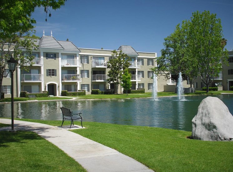 Versailles on the Lake Apartments Lake View