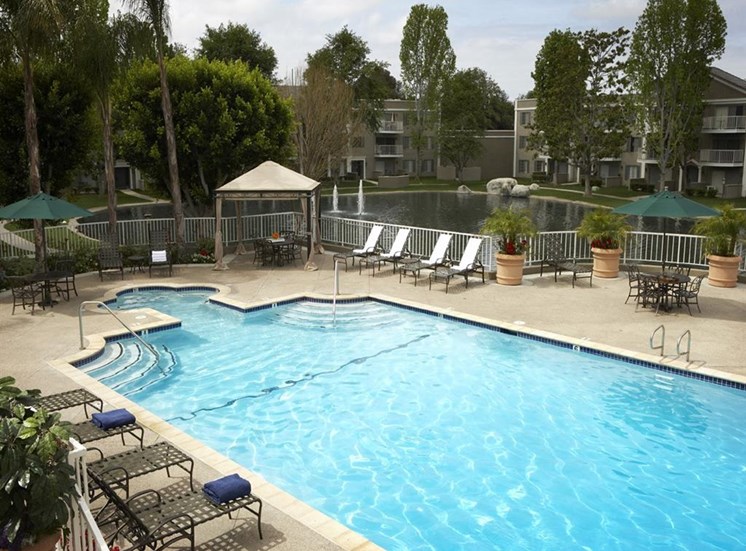 Versailles on the Lake Apartments Lake View, POOL