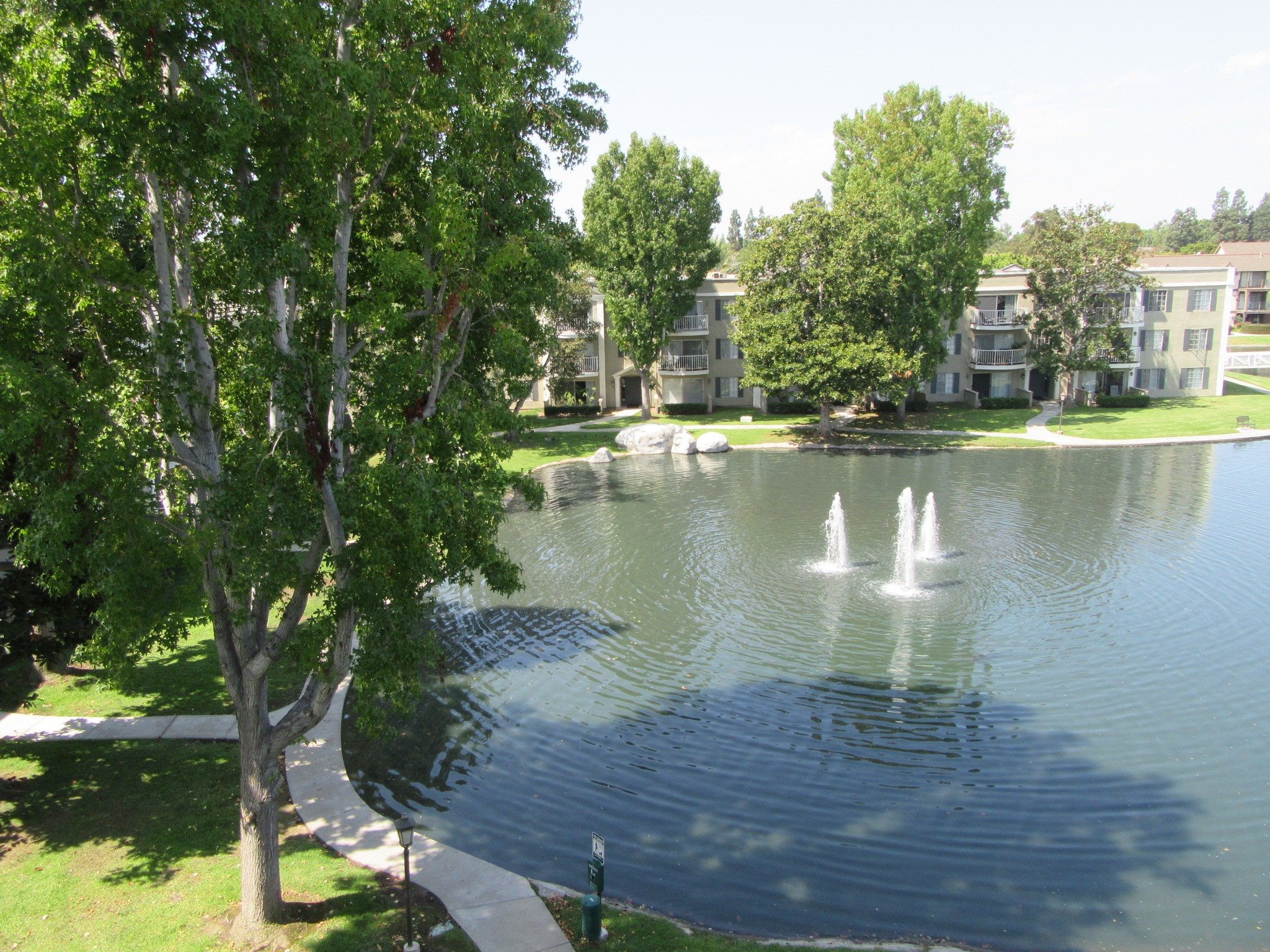 Versailles On The Lake Apartments Apartments In Santa Ana