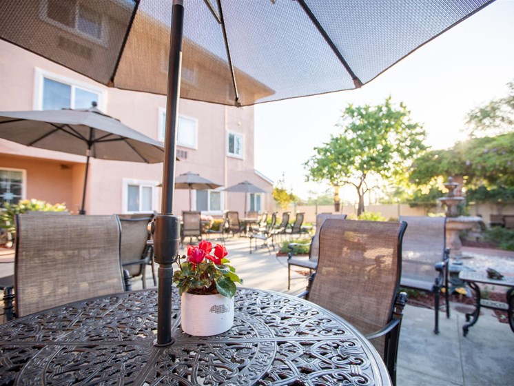 Outdoor Dining at Cogir of Stock Ranch, Citrus Heights
