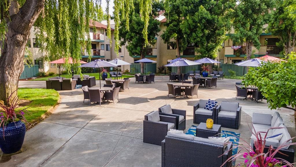Outdoor Patio at Cogir of Fremont, California