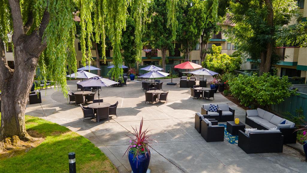 Outdoor Lounge Area at Cogir of Fremont, Fremont, California