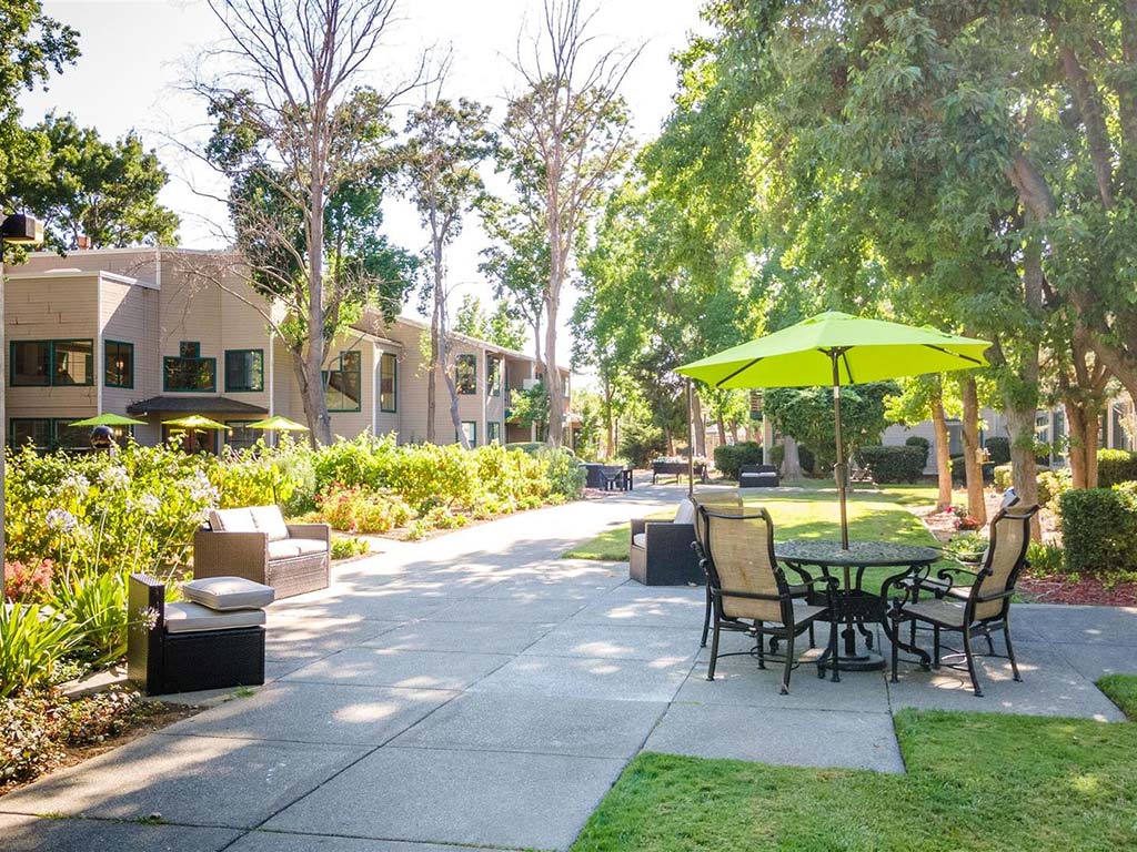 Shaded Outdoor Courtyard Area at Cogir of Vacaville, Vacaville, CA, 95687