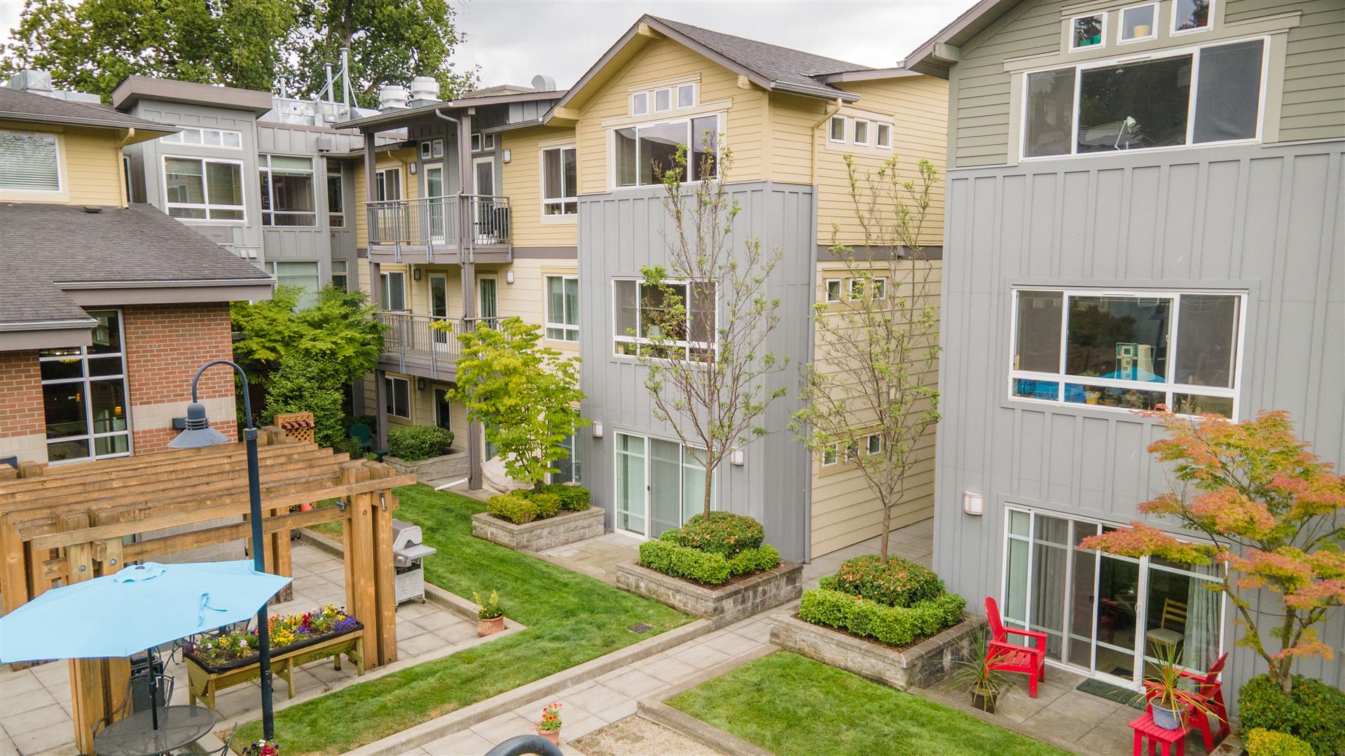 Courtyard Living Area's at Cogir of Queen Anne, Washington
