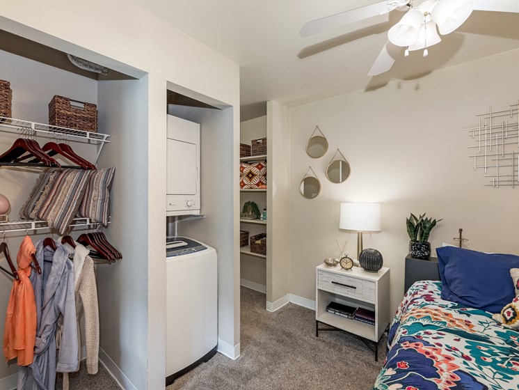 Bedroom With Closet at Heritage Apartments, Columbus, OH, 43212