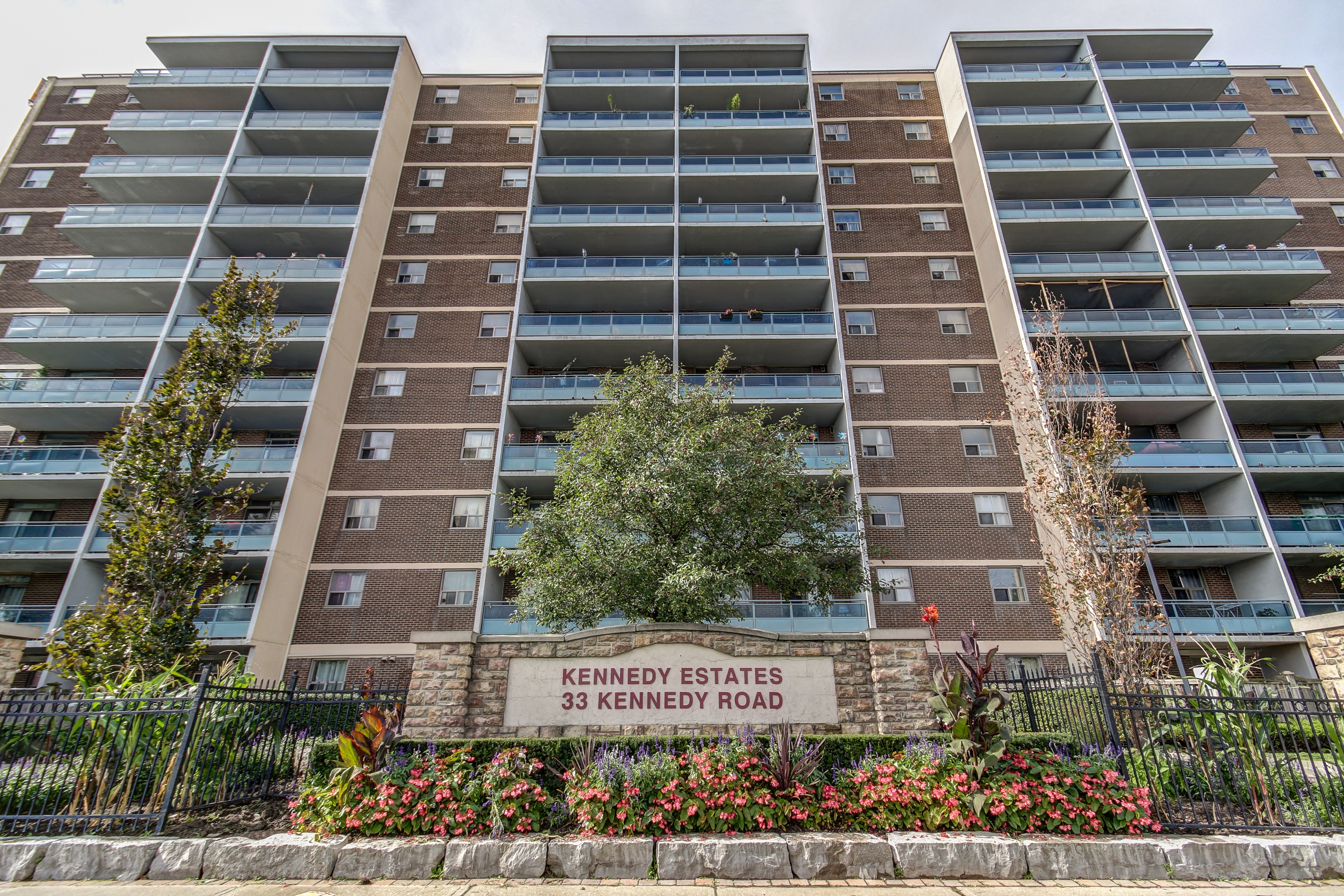 33 Kennedy Road South, Brampton, ON L6W 3E5 — photo 2