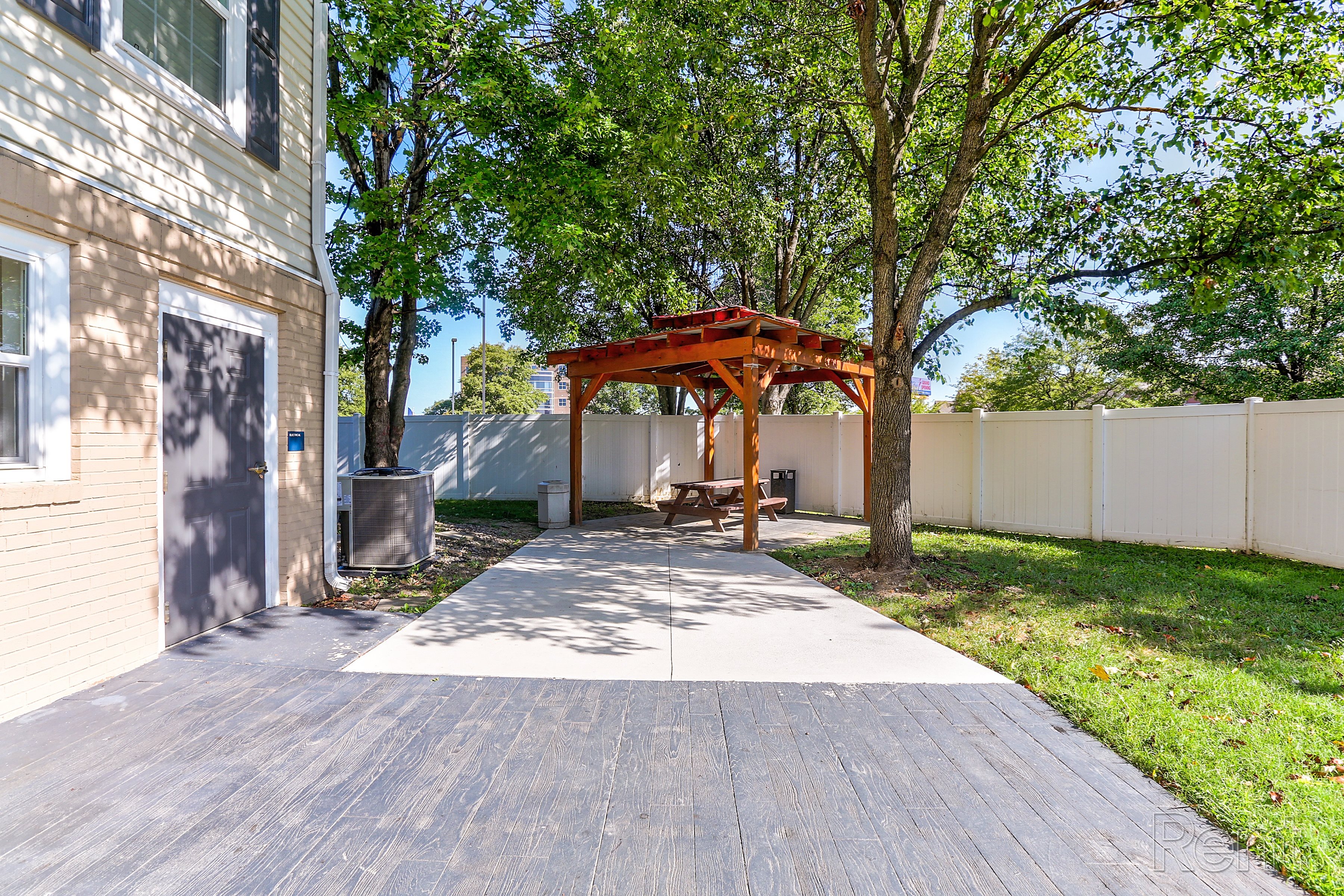 Wooden gazebo at AVIA North Shore Apartments, Jeffersonville, 47130,Courtyard at AVIA North Shore Apartments, Jeffersonville, IN, 47130