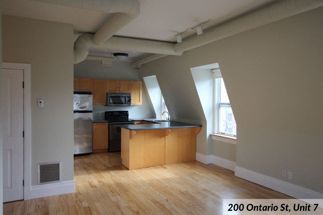 200 Street, Unit 7 living space