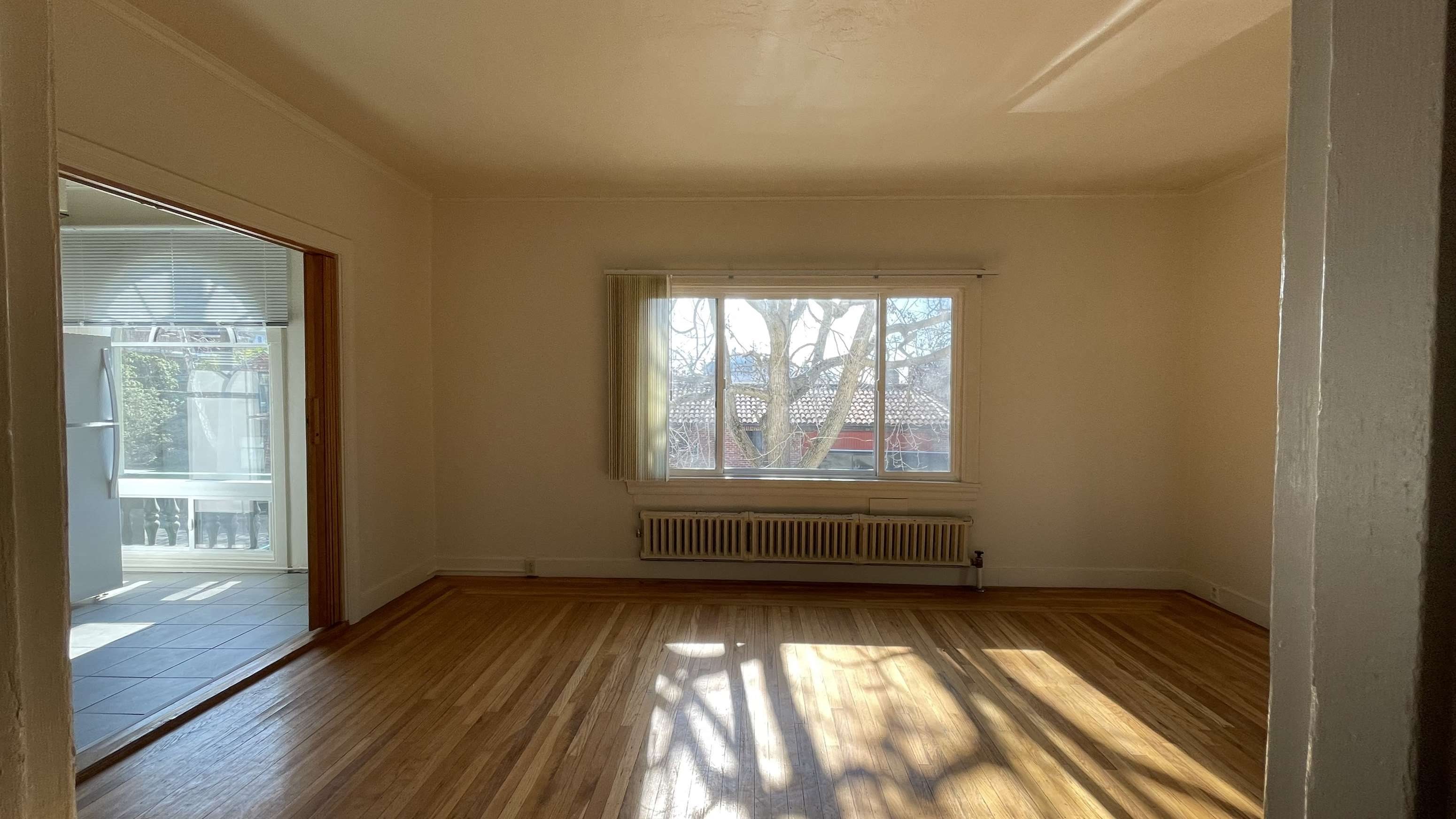 room for rent in bedroom flat next to the beach