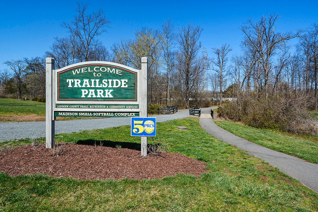 A sign welcoming people to Trailside Park.