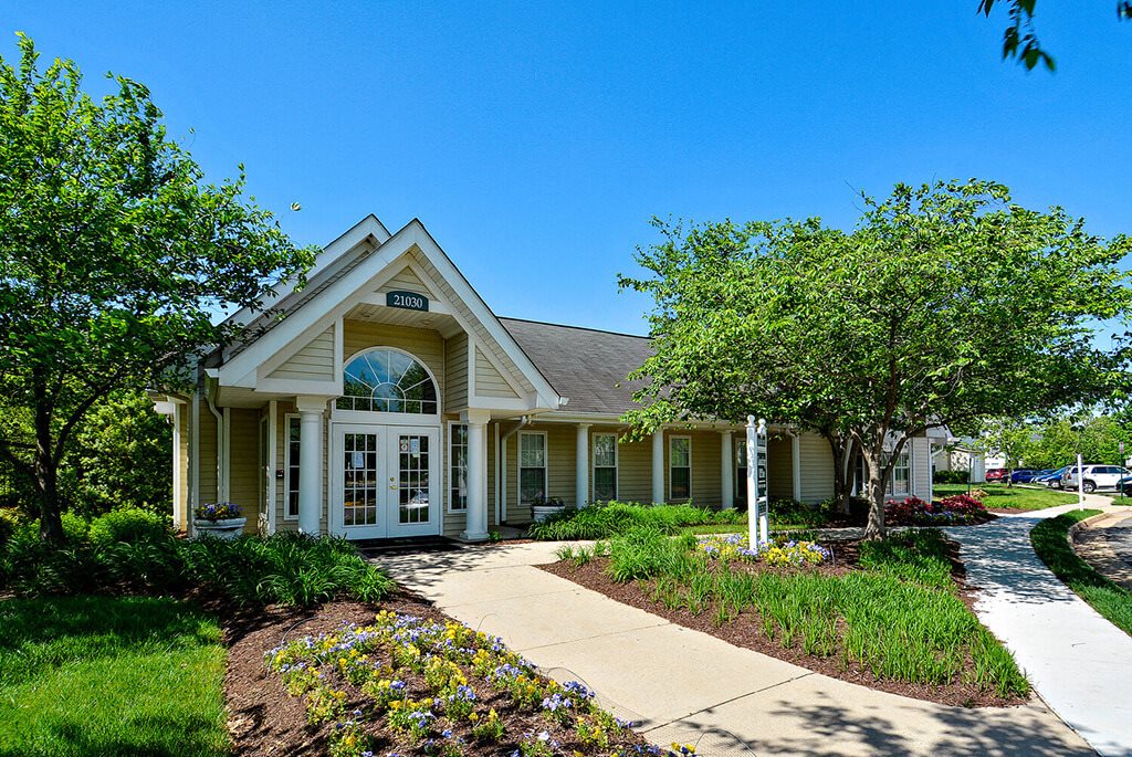 A house with a front yard and a driveway.