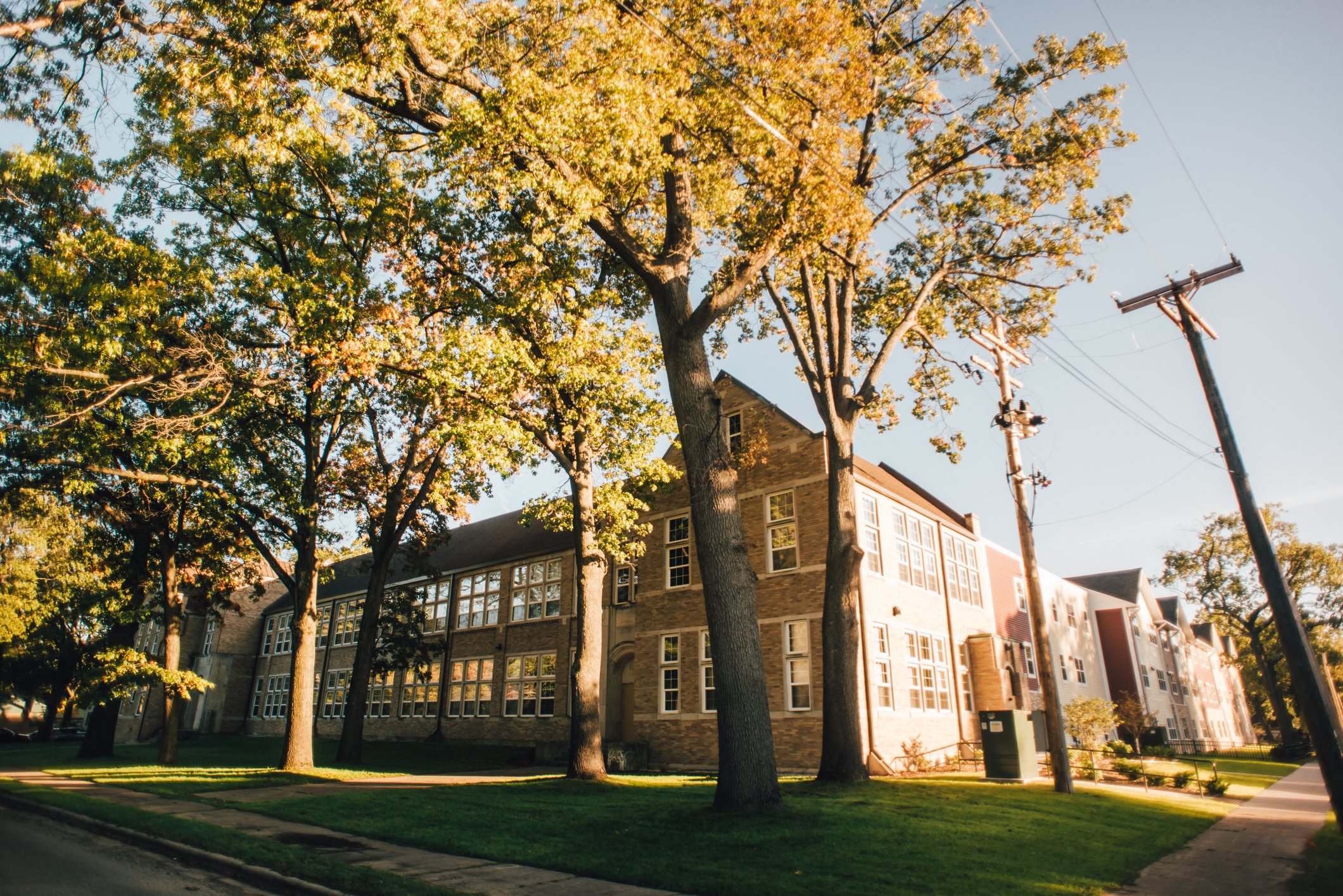 Exterior grounds of apartment community