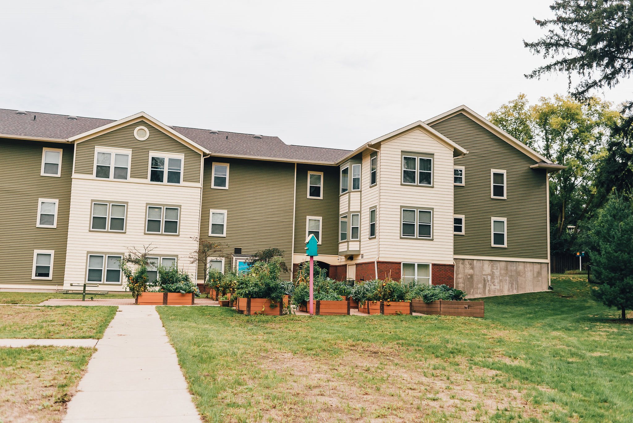Exterior grounds of apartment community
