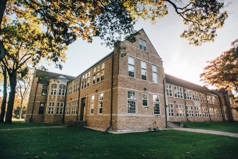 Exterior grounds of apartment community