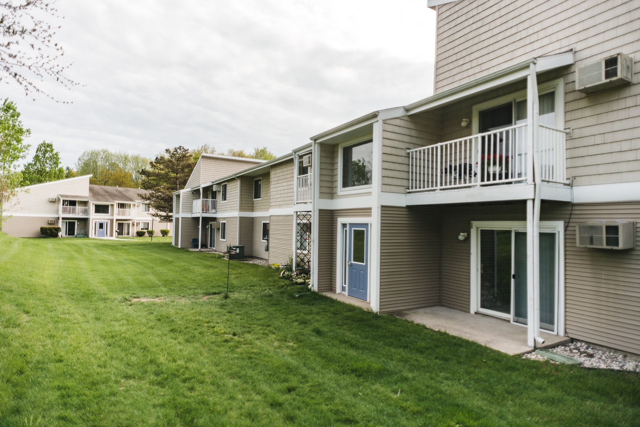 Exterior grounds of apartment community