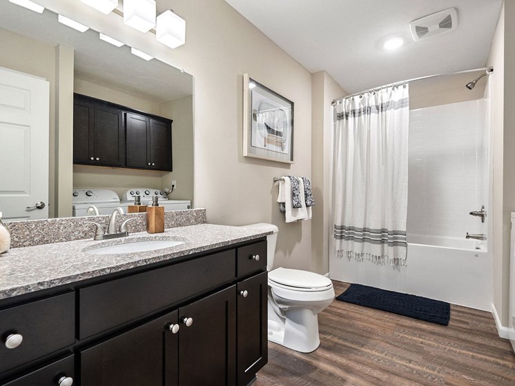 Cincinnati Ohio Apartment Rentals Redwood Living Redwood Cincinnati Tealtown Road Bathroom