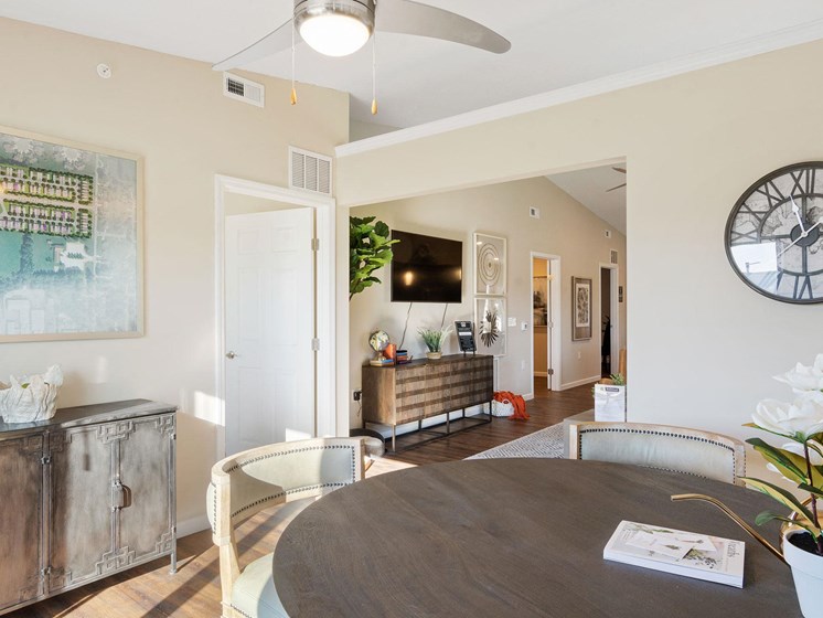Cincinnati Ohio Apartment Rentals Redwood Living Redwood Cincinnati Tealtown Road Den