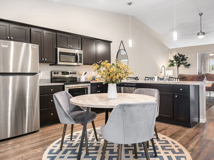 Cincinnati Ohio Apartment Rentals Redwood Living Redwood Cincinnati Tealtown Road Forestwood Kitchen